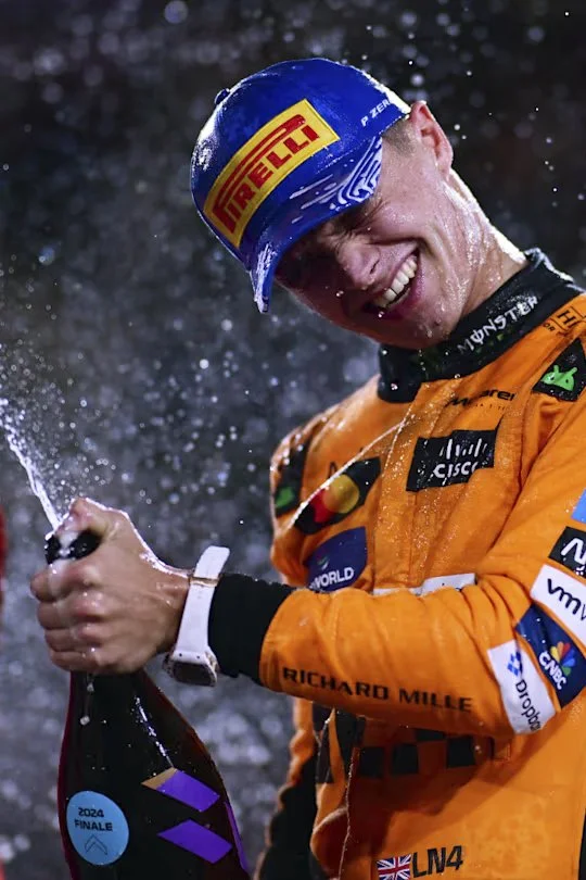 F1 2024 Abu Dhabi Grand Prix，McLaren雙冠加冕！Abu Dhabi 收官戰Norris杆位領先奪冠，McLaren 26年後再奪車隊冠軍。