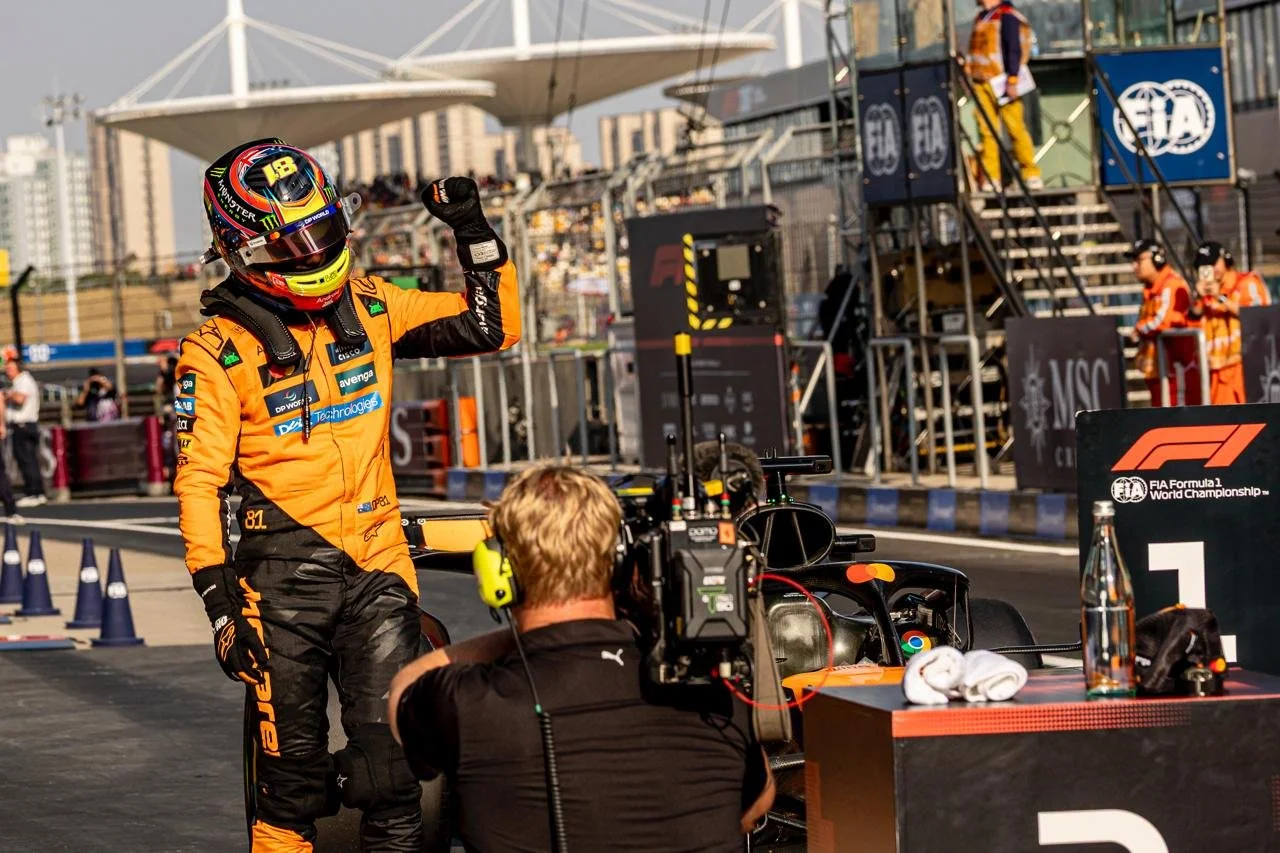 F1 2025 中國大獎賽 : Piastri 擊敗 Russell 和 Norris，在中國大獎賽排位賽中取得突破，首次奪得 F1 杆位