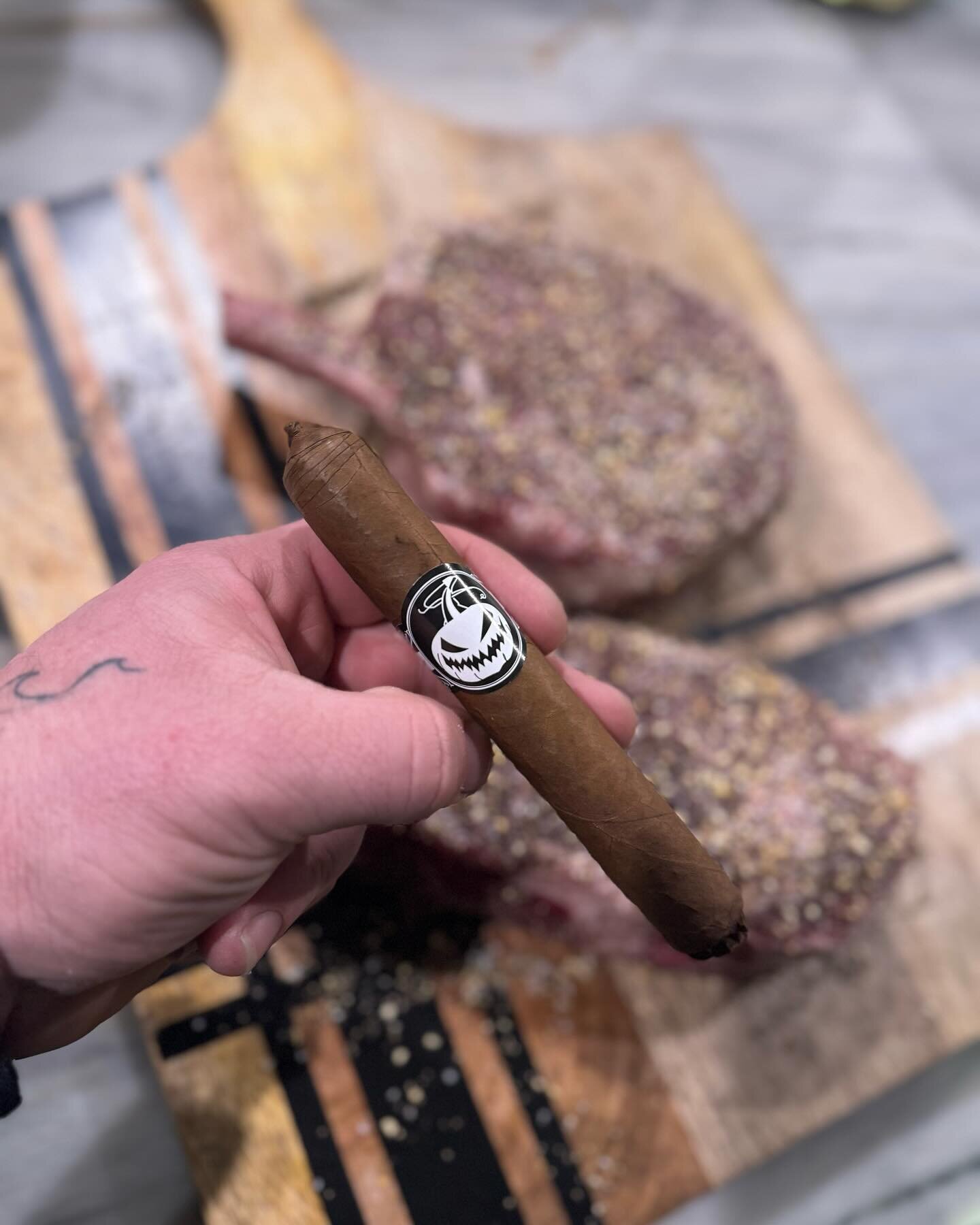 Hungry Hungry HOOLIGAN!

-

Always great to have a fantastic cigar, while firing up your meats for the week!
-
🤙🏻🏴&zwj;☠️🤙🏻🏴&zwj;☠️