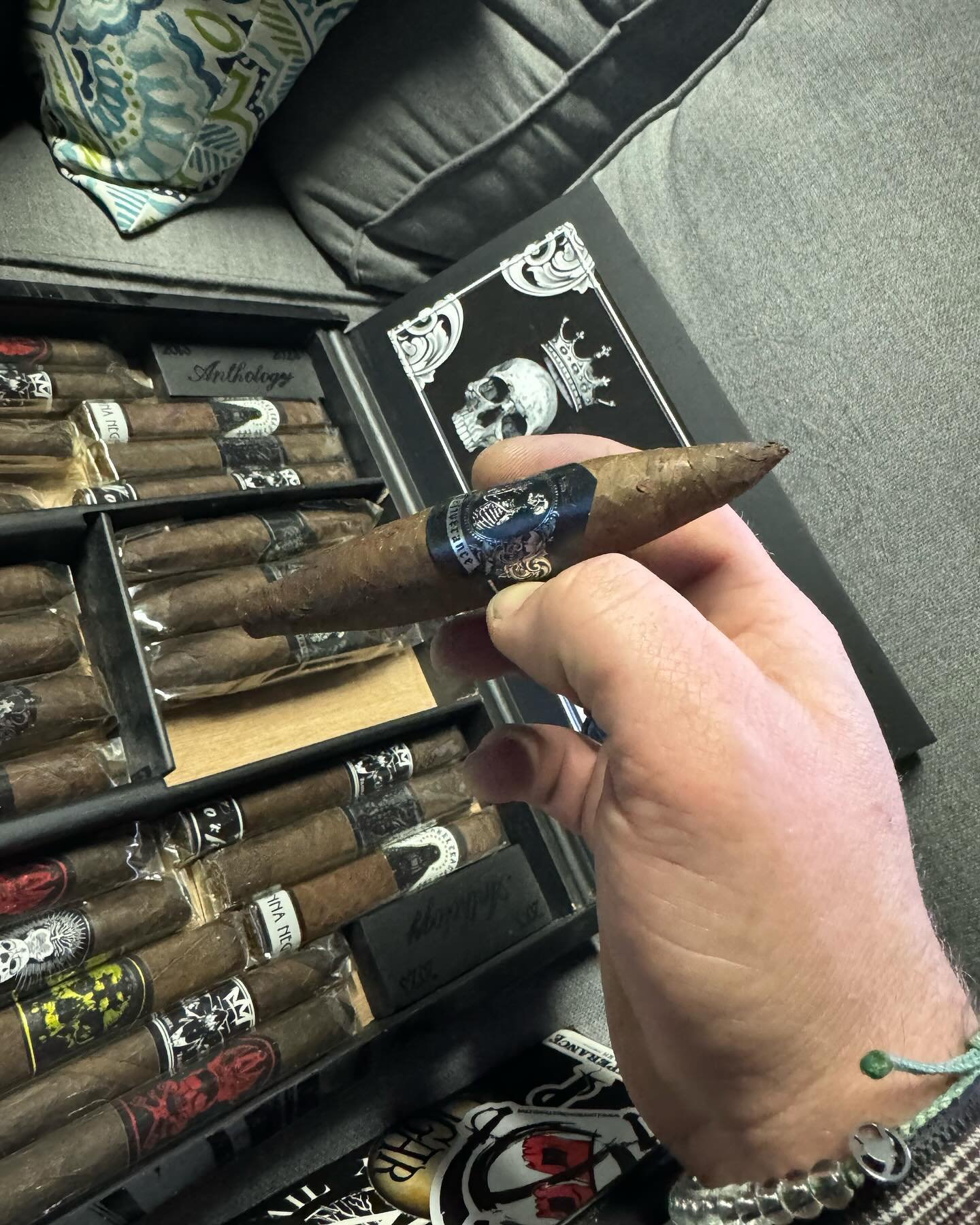 The offerings inside of this beautiful collection from @blacklabeltradingco are downright un matched!!!
-
🤙🏻🏴&zwj;☠️🤙🏻🏴&zwj;☠️
-
On the podcast this week we dig into this intimate collection! What&rsquo;s your favorite Oveja Negra made cigar?