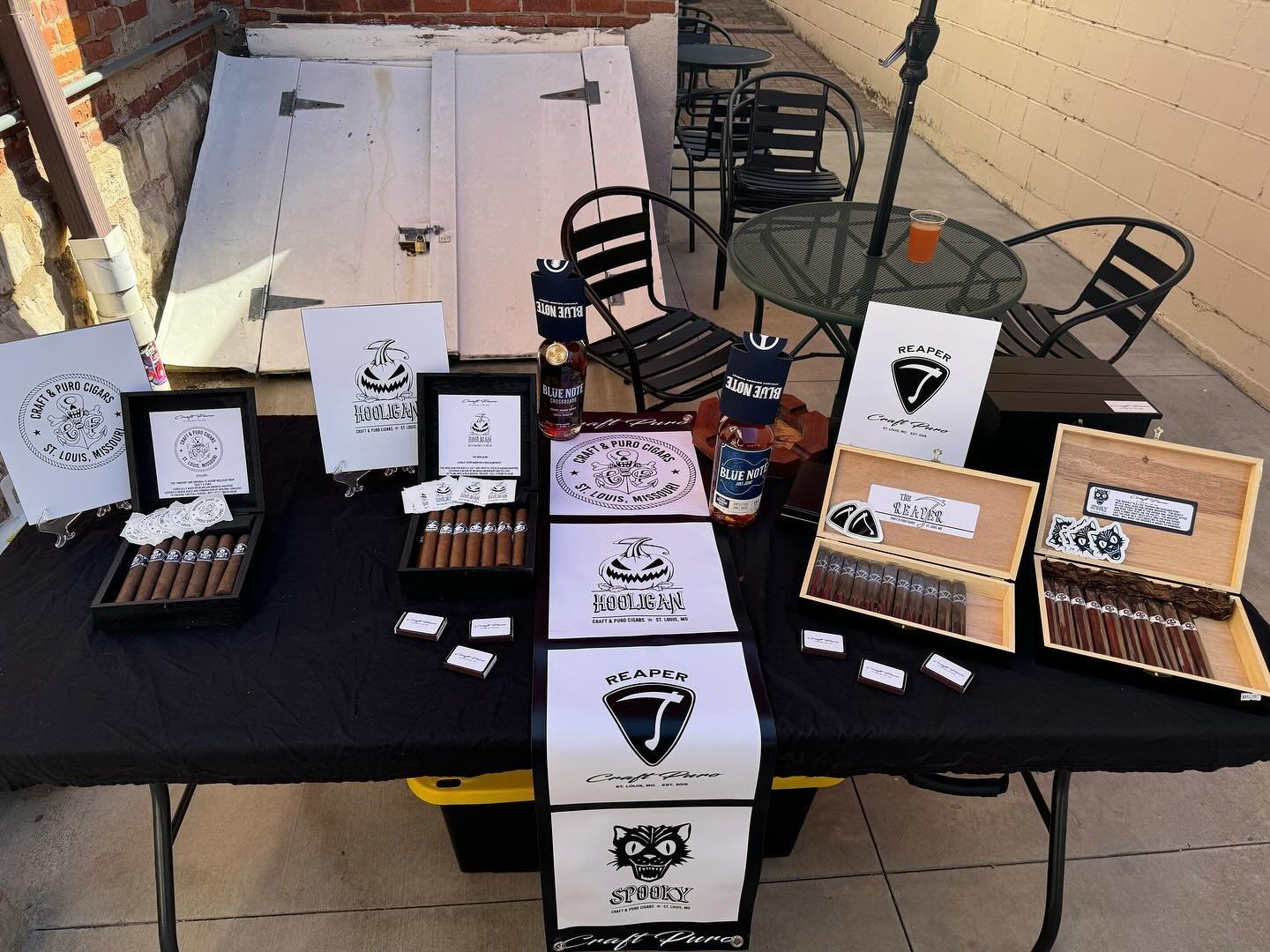 National Bourbon day was a blast with @bootleggers_cigars_and_apoth and @bluenotebourbon . 
-
A lot of conversation and laughs, cigars smoked all around and fun cocktail options on the patio!
-
🤙🏻🏴&zwj;☠️🤙🏻🏴&zwj;☠️