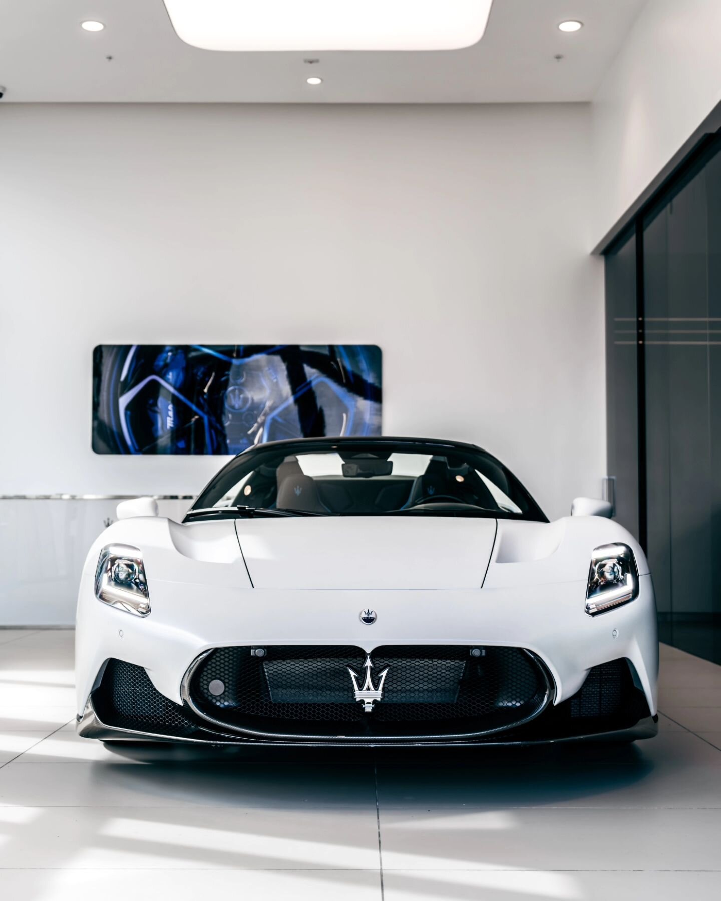 Impossible to find an angle on the MC20 that isn't perfection...This spec is a factory Matte White (Bianco Audace) with a convertible glass hard top that changes between opaque and transparent with the push of a button! Shot on the Sony A1 

Car: @_p