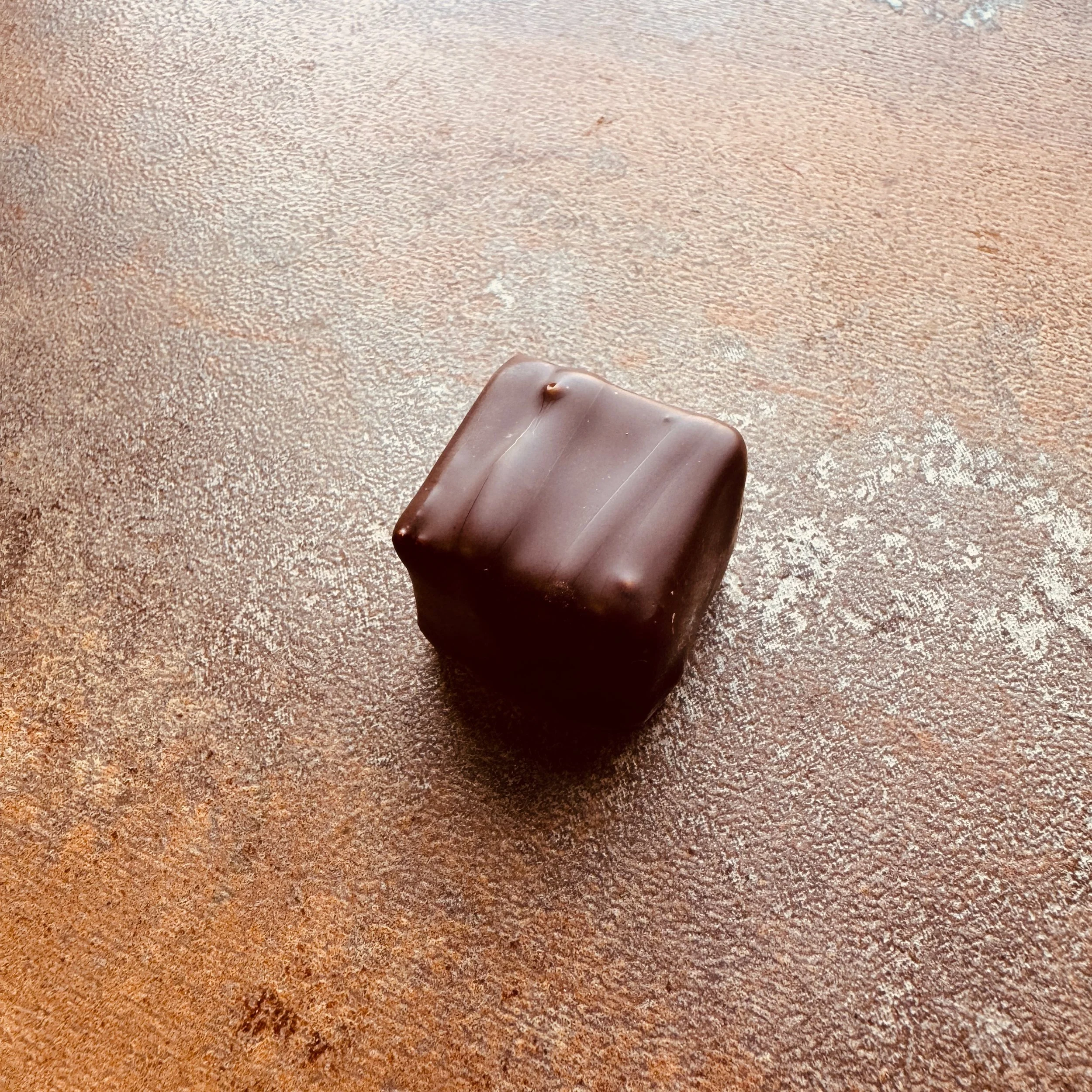 Dark chocolate square bonbon