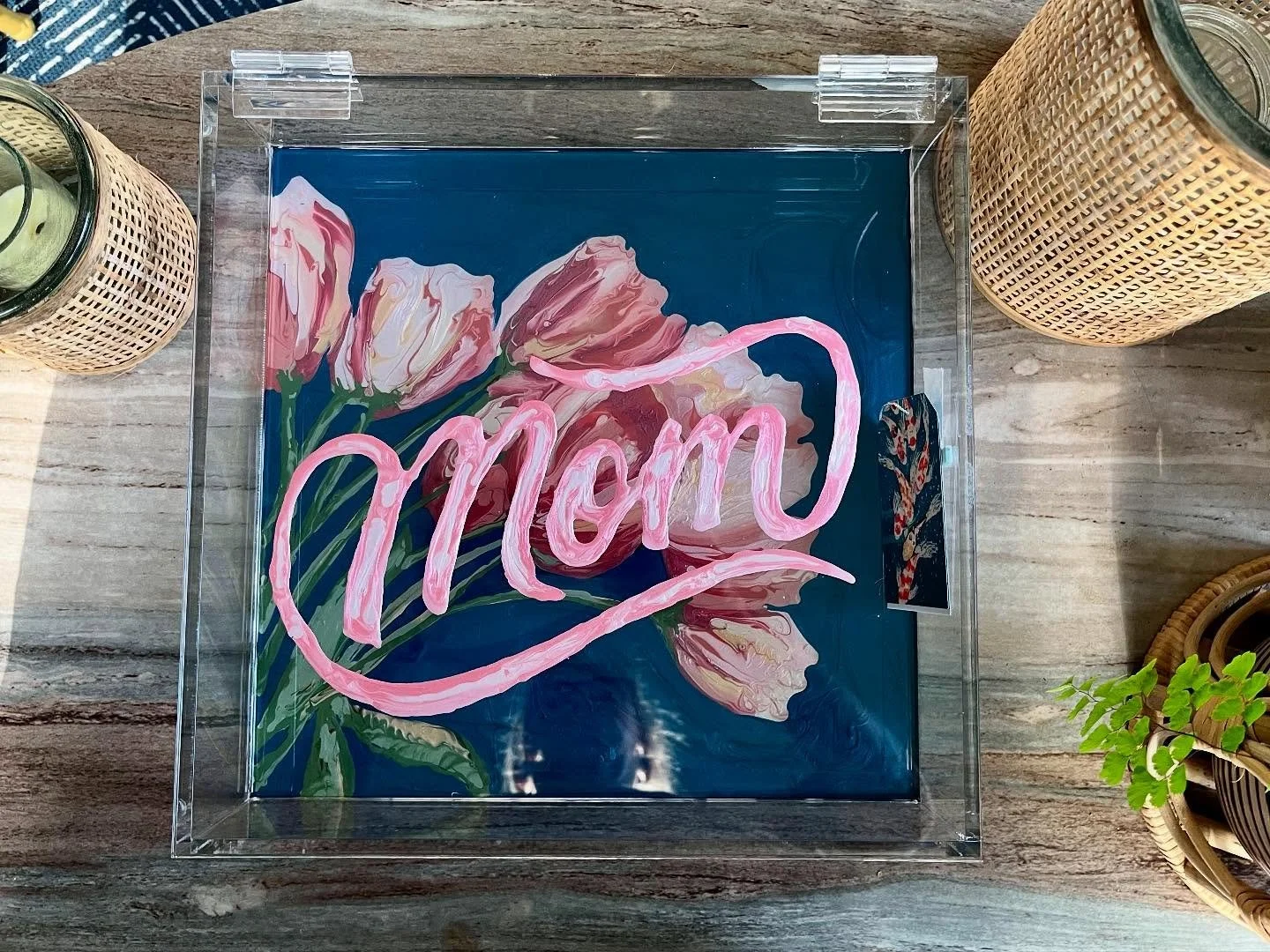 Mother's Day is coming up soon! These charming keepsake boxes are perfect for displaying cards from grandkids, trinkets, or photos 💐 Which is your favorite?
.
.
.
.
.
#mothersdaygiftidea #charlestonsc #springcleaning #charlestonartist