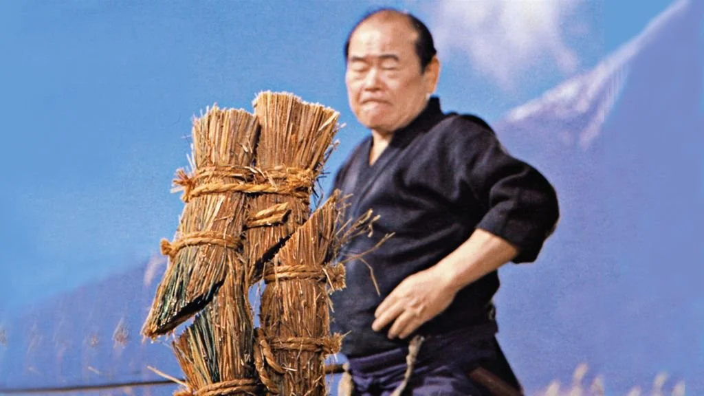 Nakamura Taizaburo demonstrating tameshigiri.