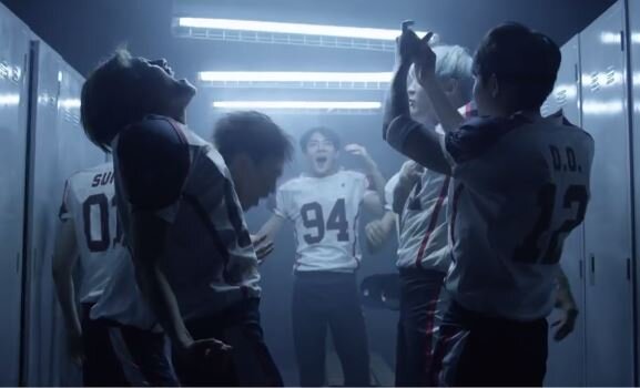 exo love me right football.jpg
