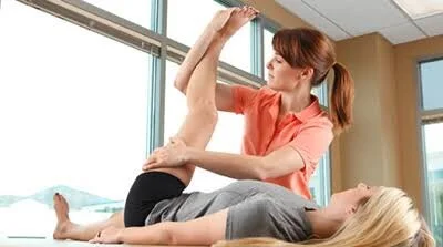 ‘Oh I Was Just Comparing’ Says Quick Thinking Physio Assessing Wrong Leg
