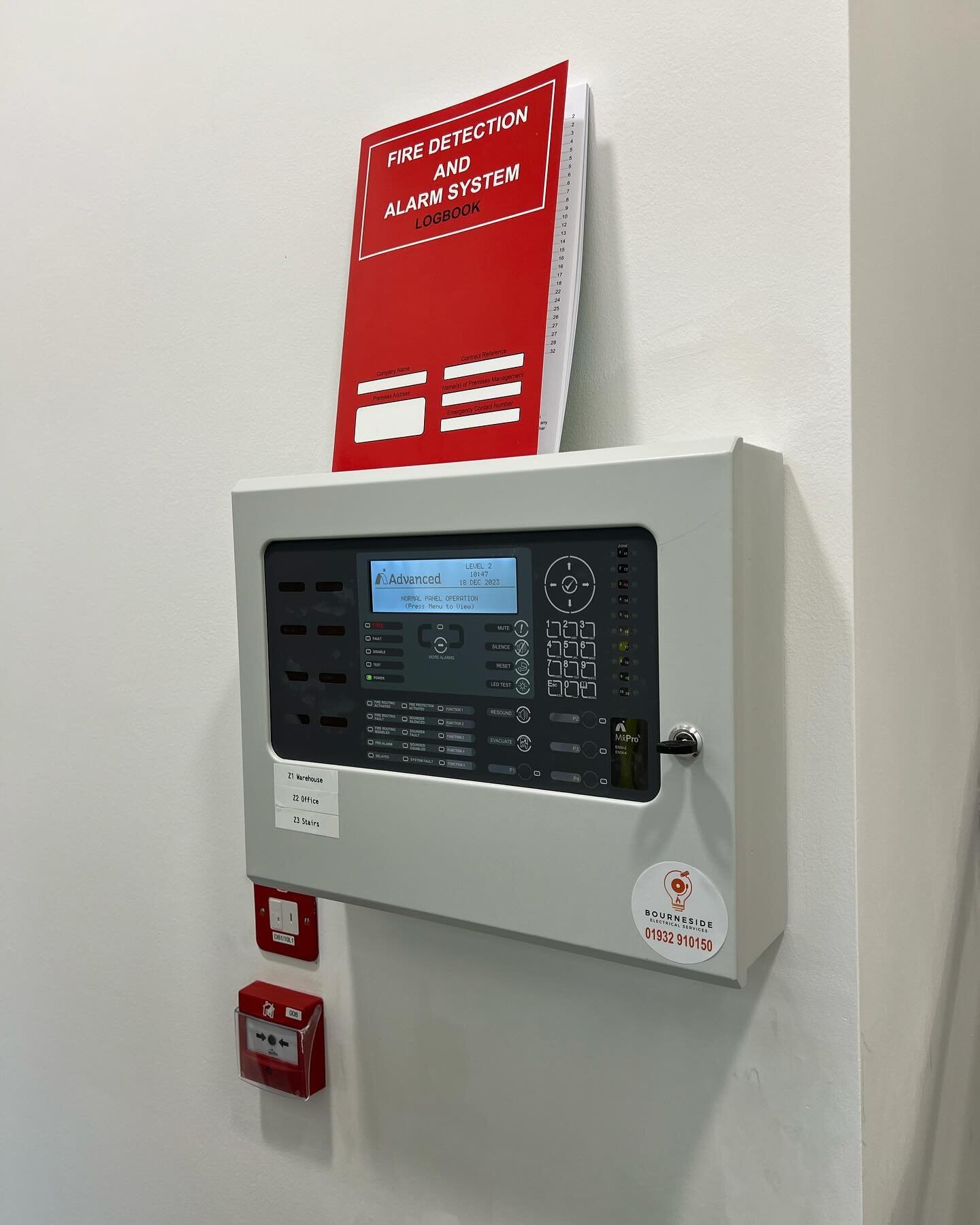 Our resident fire alarm engineer @lewis__green94 with a nice tidy install on 3 warehouses recently over in Hemel Hempstead 🔥 

Thanks for the work and a perfect first fix  @lapsley_electrical 👏🏽 

#firealarm #firealarmengineer #firesystem #lifesaf