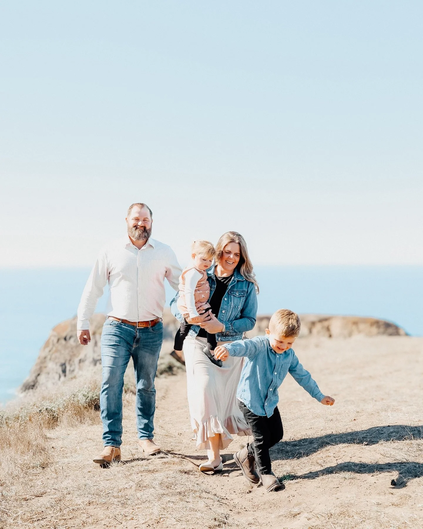 Sharing some sunshine and love with you today ☀️ And a reminder to run, play and take some deep breaths by the sea 🌊🤍 

#sonomacountyphotograper #canonphotography #portraitphotography #kidsportraits #familyphotography #childrenphotography #newbornp