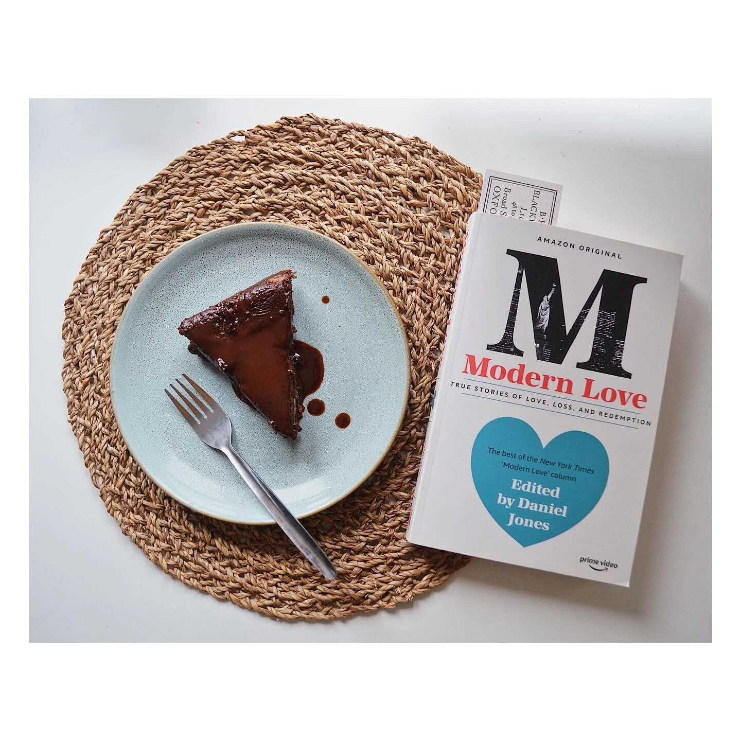 Cake and a book 🍰📖 Can&rsquo;t go wrong. ⁣
⁣
Especially when it&rsquo;s a &lsquo;guilt-free&rsquo; chocolate cake, made from avocados - which tastes better than it sounds! Baked this @deliciouslyella cake this weekend, and finished reading &lsquo;𝙈𝙤𝙙𝙚𝙧𝙣 𝙇𝙤𝙫𝙚&rsquo;, edited by Daniel Jones. ⁣
⁣
The book is a collection of the most popular essays that have featured in the New York Times 'Modern Love' column since its debut in 2004. Having enjoyed the Amazon series last year, starring the likes of Dev Patel and Anne Hathaway, I thought I&rsquo;d give this a read. It is very easy to dip in and out of, and the real-life essays range from poignant to funny. ⁣
⁣
Has anyone else read it or watched the series?