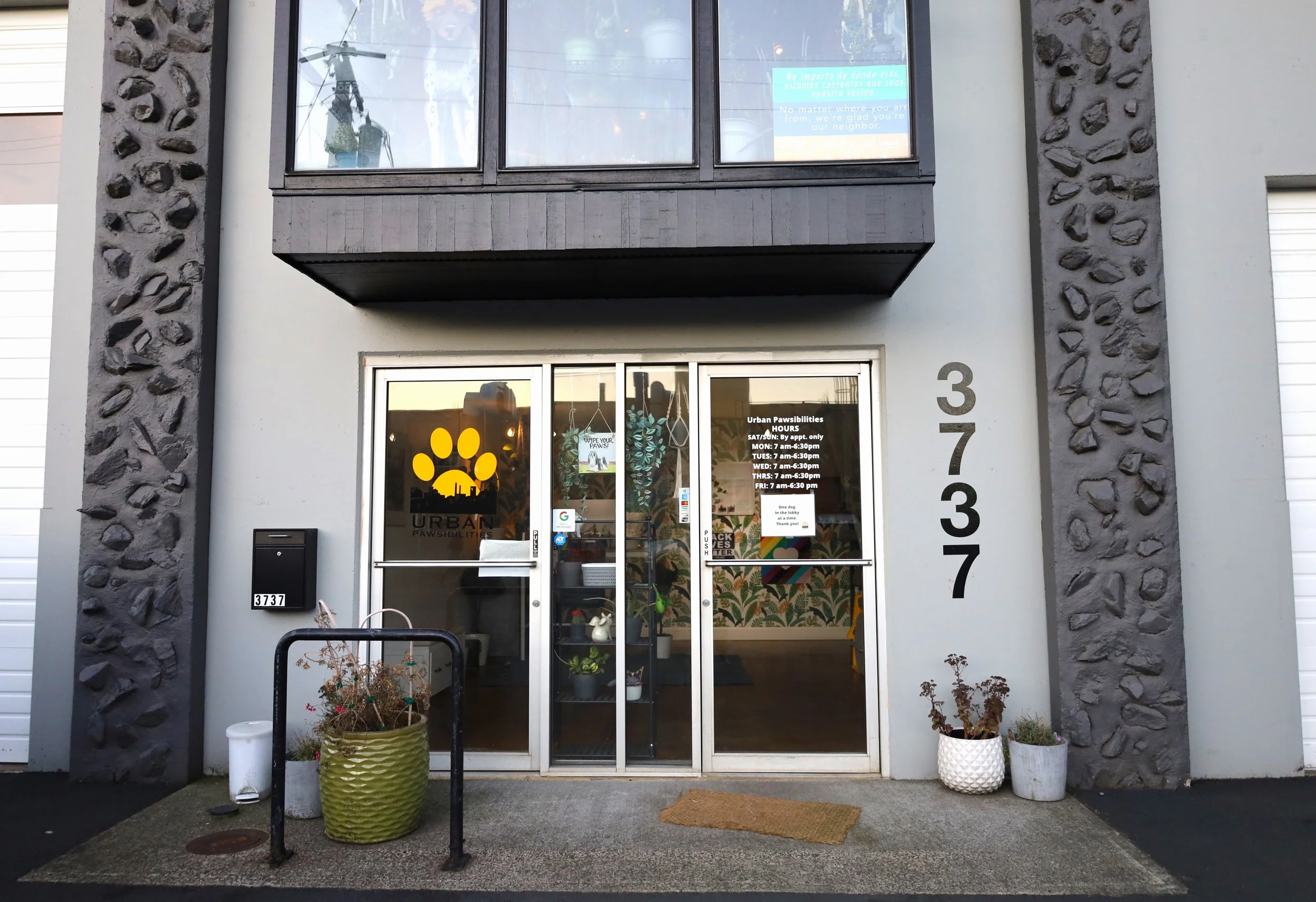 Facility Tour - Urban Pawsibilities