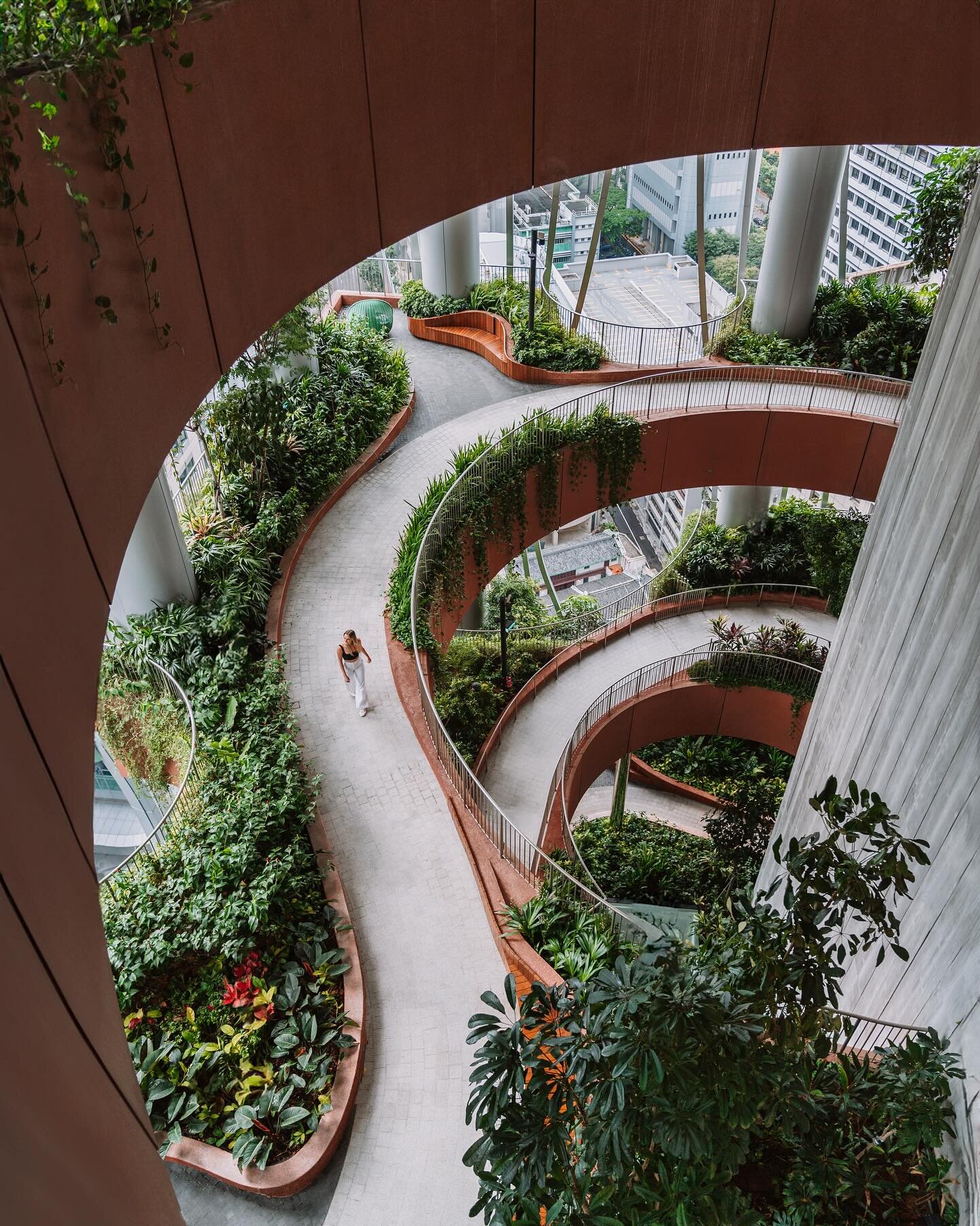 Swipe to see the photo vs video 👉🏼

🌿 The Green Oasis at CapitaSpring, a striking feature of Singapore&rsquo;s urban landscape, is an architectural masterpiece designed to bring nature into the heart of the city. No wonder Singapore is considered 