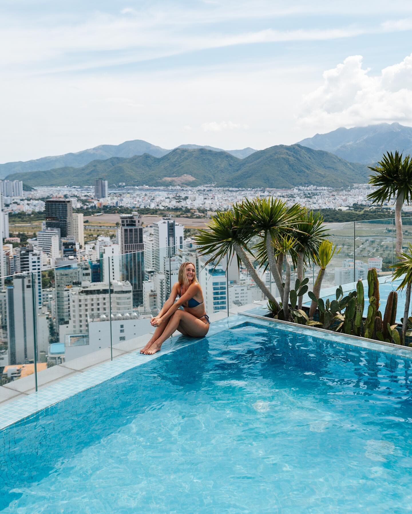 Swipe to see the 40th floor, glass bottom pool in Vietnam 👉🏼

This was one of those travel experiences that we had no idea it existed until we drove by. We were looking up at the beautiful skyline, and we saw this pool overhanging one of the talles