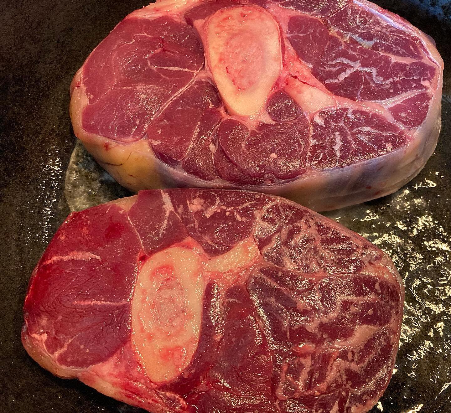 Our Dexter Beef Osso Bucco, an Italian favourite - sear then slow braise for a few hours until it falls off the bone, perfect with creamy mash and roasted vegetables
.
.
.
. 
#irish #dexter #beef #grassfed #slowgrown #buninyong #ballarat #bungaree #o