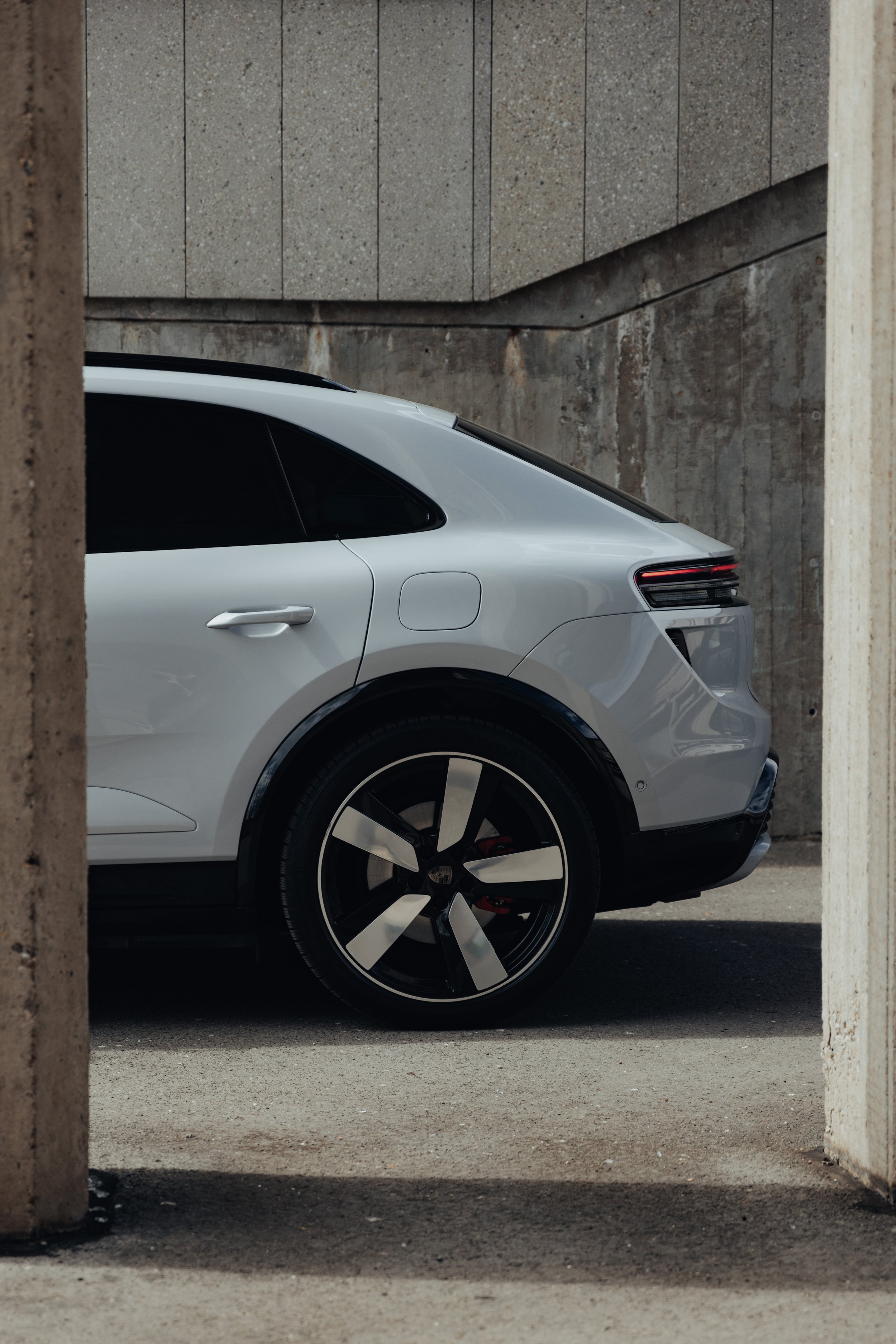 Porsche PRAHA - April-85.jpg