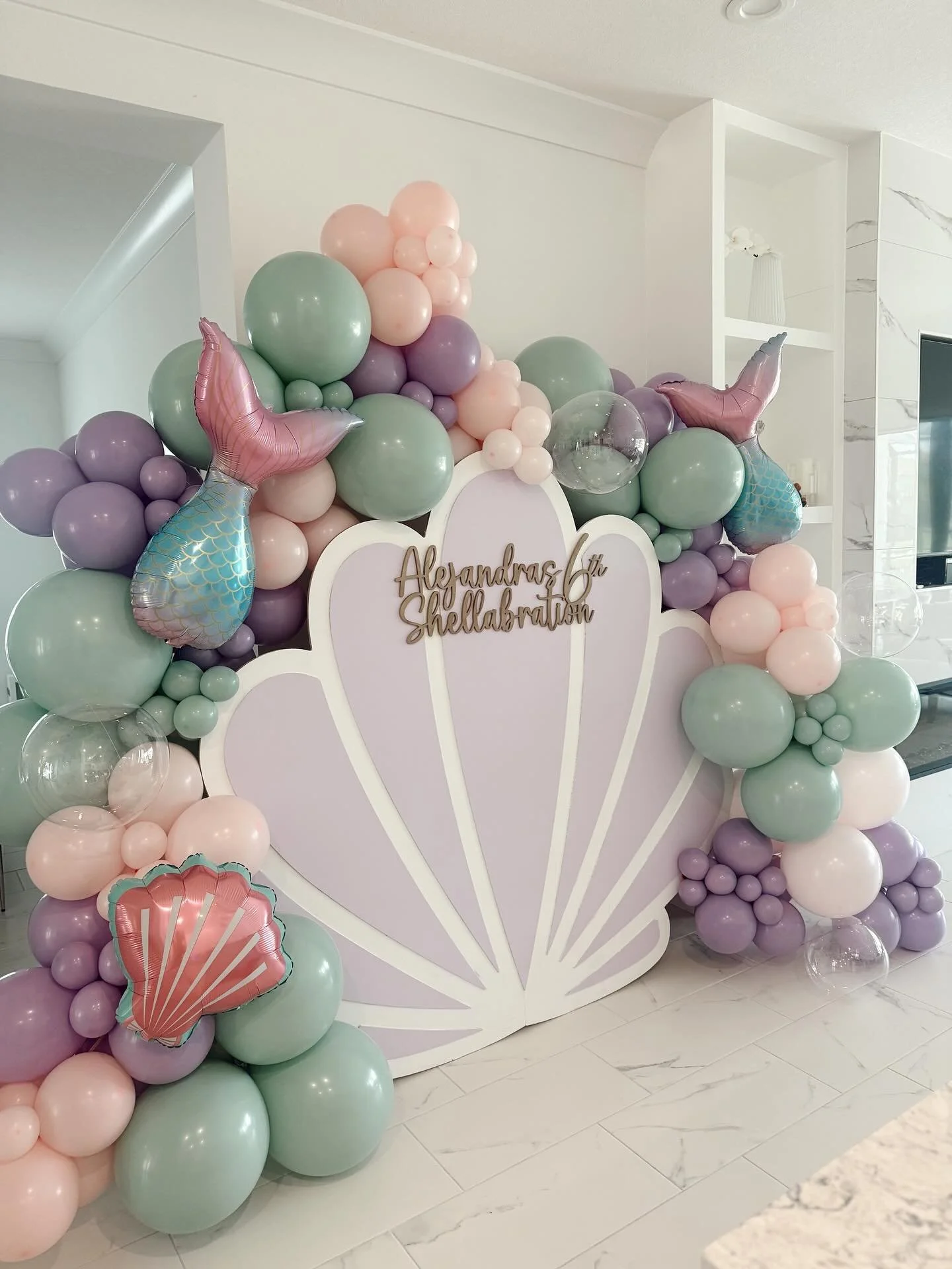 🧜&zwj;♀️🌊 This set up was mer-mazing! Alejandra&rsquo;s 6th birthday was a true Shell-abration 🐚✨ filled with tails, treasures, and lots of bubbly fun 🫧 

We love creating fin-tastic customized set ups for our wonderful repeat clients &mdash; it&