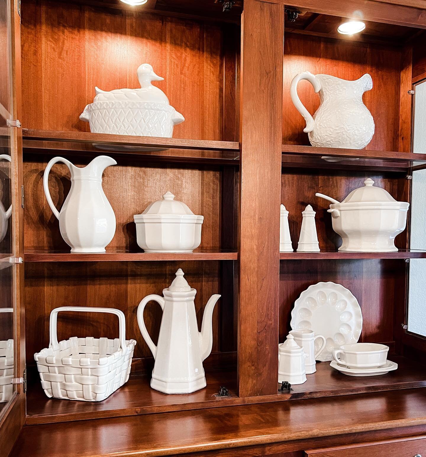 GORGEOUS display of white porcelain&hellip;this home has so many pretty things coming up for sale including this collection. #estatesalefinds #estatesaleshopping #estatesalesnet #estatesales #estatesalefind #estatesale #homedecor #kitchenfinds #decor