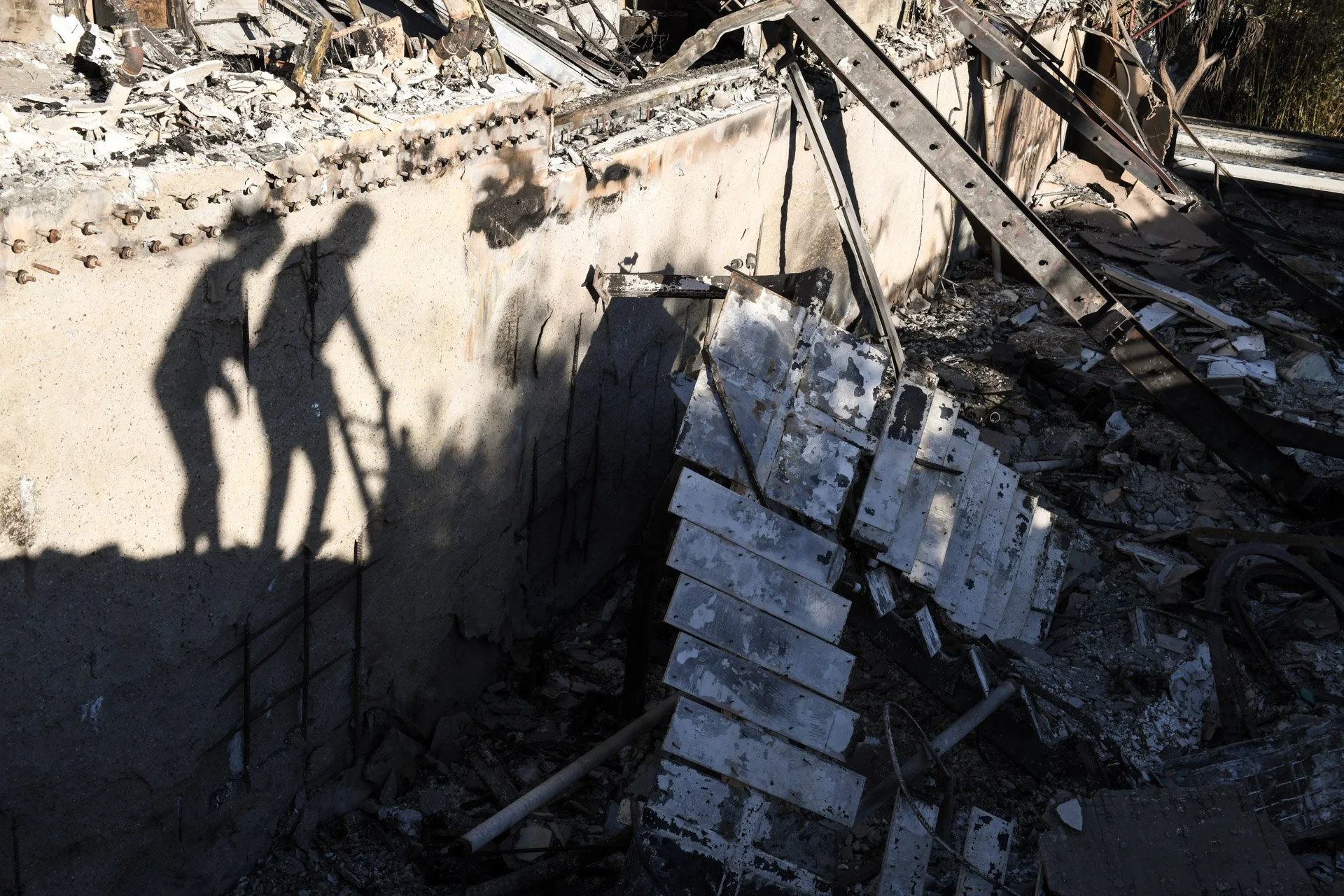 RON_RIVLIN_HOUSE_STATUE_LOS ANGELES MAG_001.jpeg