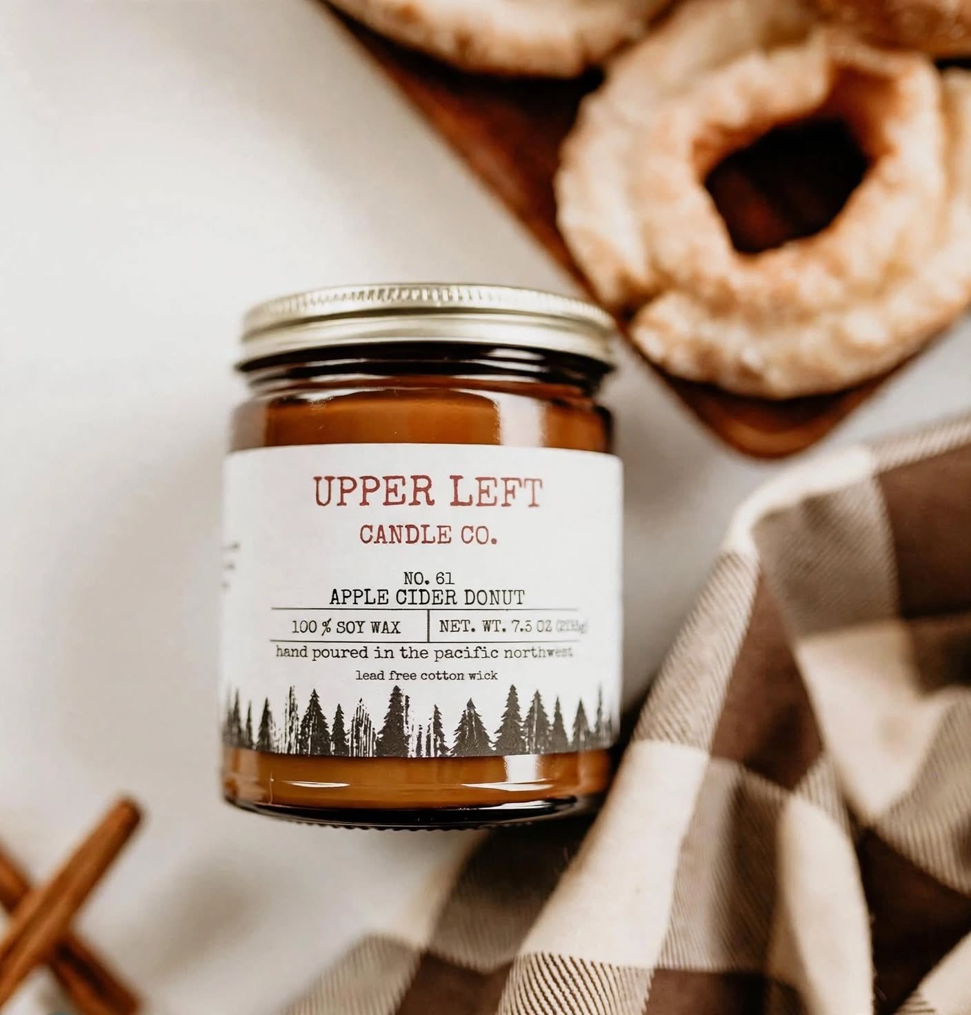 🍂🍎There is nothing quite like the mouthwatering aroma of fresh Apple Cider Donuts. Think warm, golden dough tossed in sweet cinnamon sugar, with a rich, delicious burst of spiced apple cider&hellip;

..that&rsquo;s our Apple Cider Donut candle 🤤