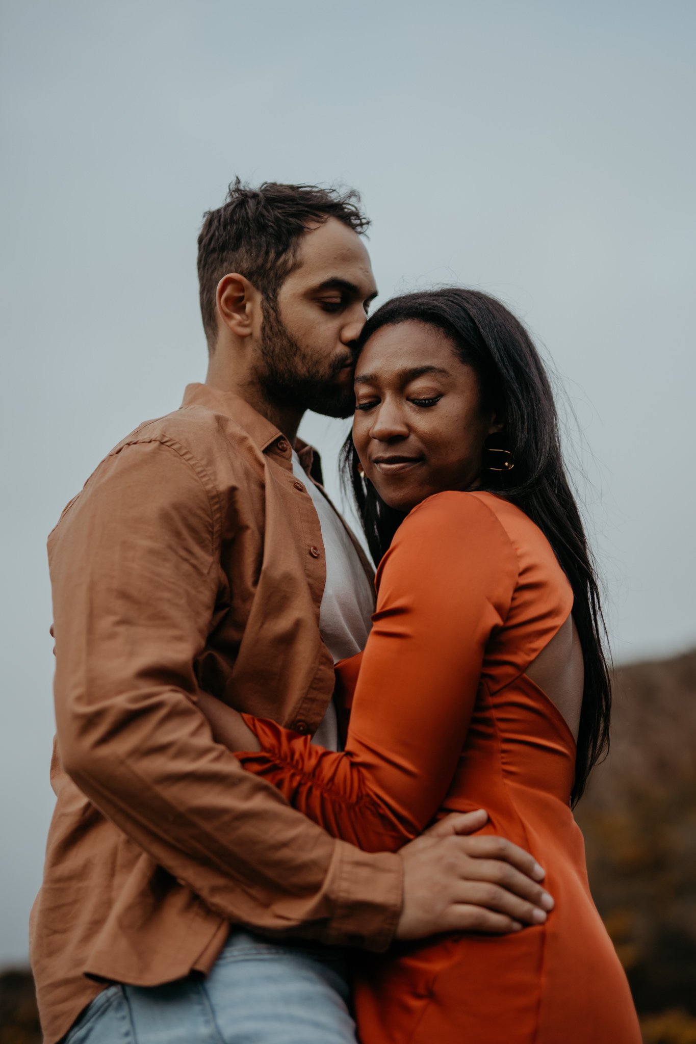  An adventurous pre-wedding, engagement session at the Arthur’s Seat and Circus Lane, Edinburgh 