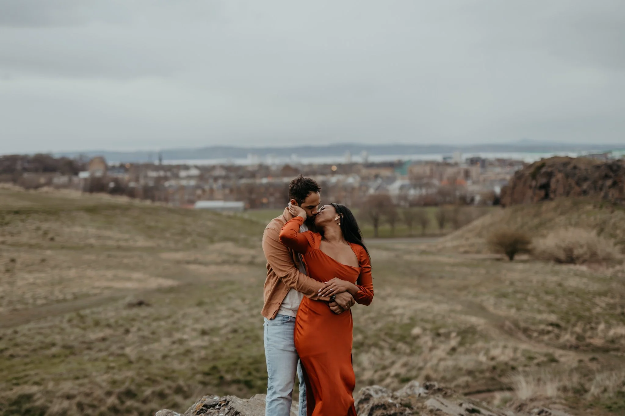  An adventurous pre-wedding, engagement session at the Arthur’s Seat and Circus Lane, Edinburgh 