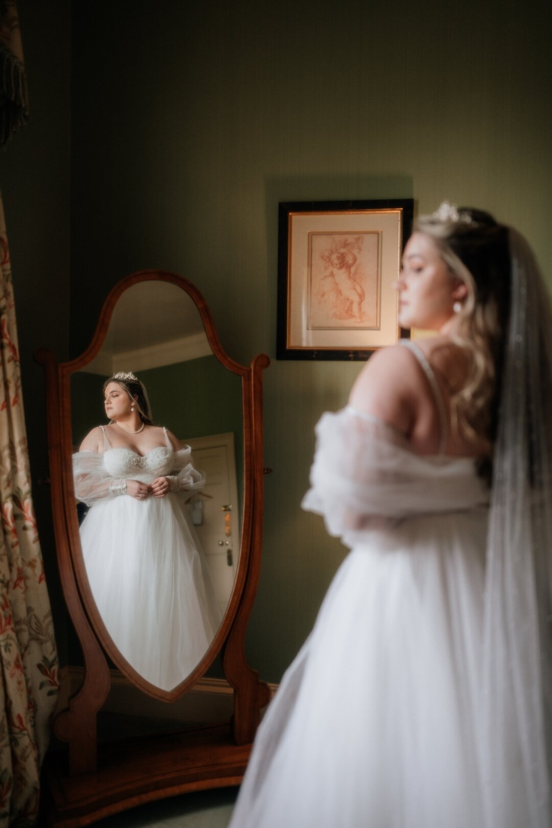 The final bridal moments before heading to the chapel for the ceremony and then dancing the night away at the @dundascastle