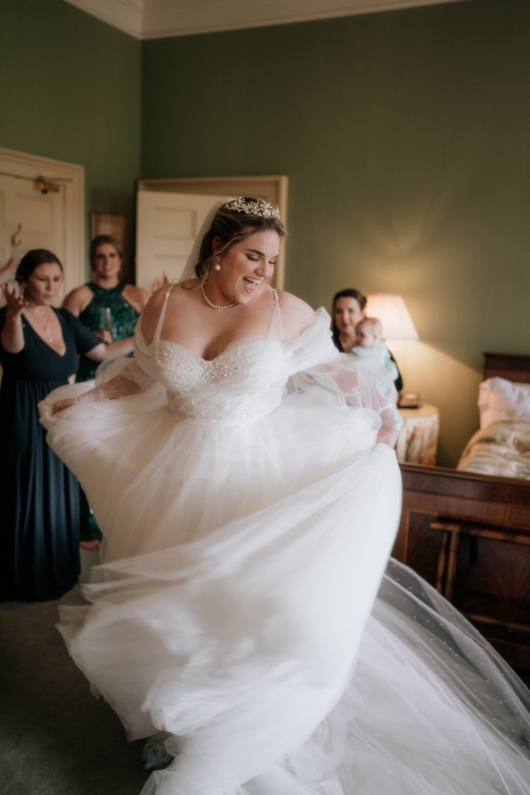 CANDID VIBES

The magical moment when Isabelle and her bridal squad shared that first look!