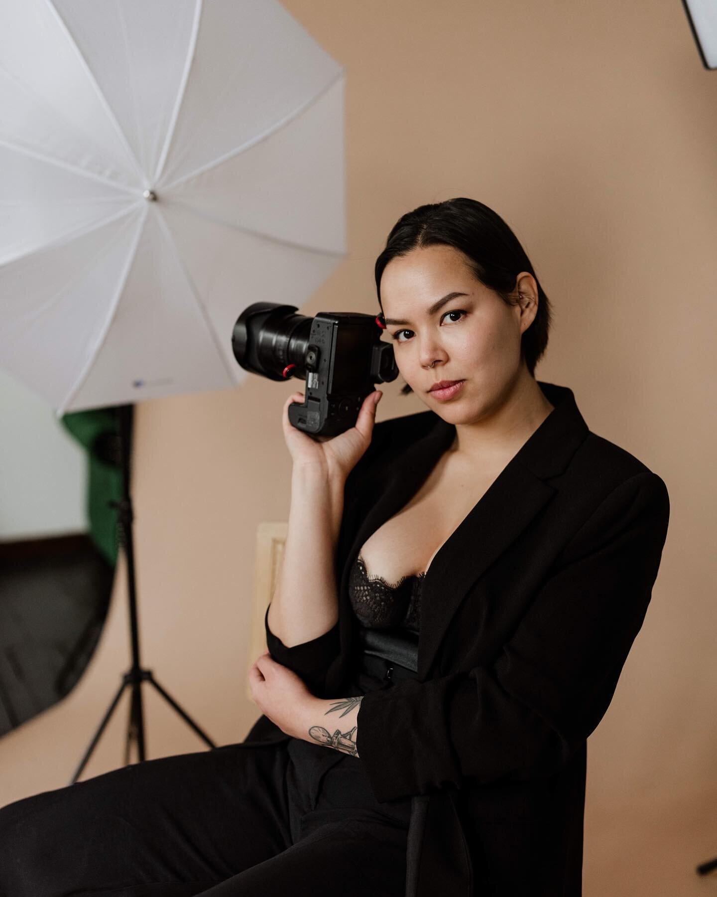 I had some branding photos done for my boudoir page by the AMAZING @aileenelizabethphoto but I love them so much I had to post here too 🥹 As someone who is usually behind the camera I am SO awkward when I&rsquo;m in front of it - but Aileen was so i