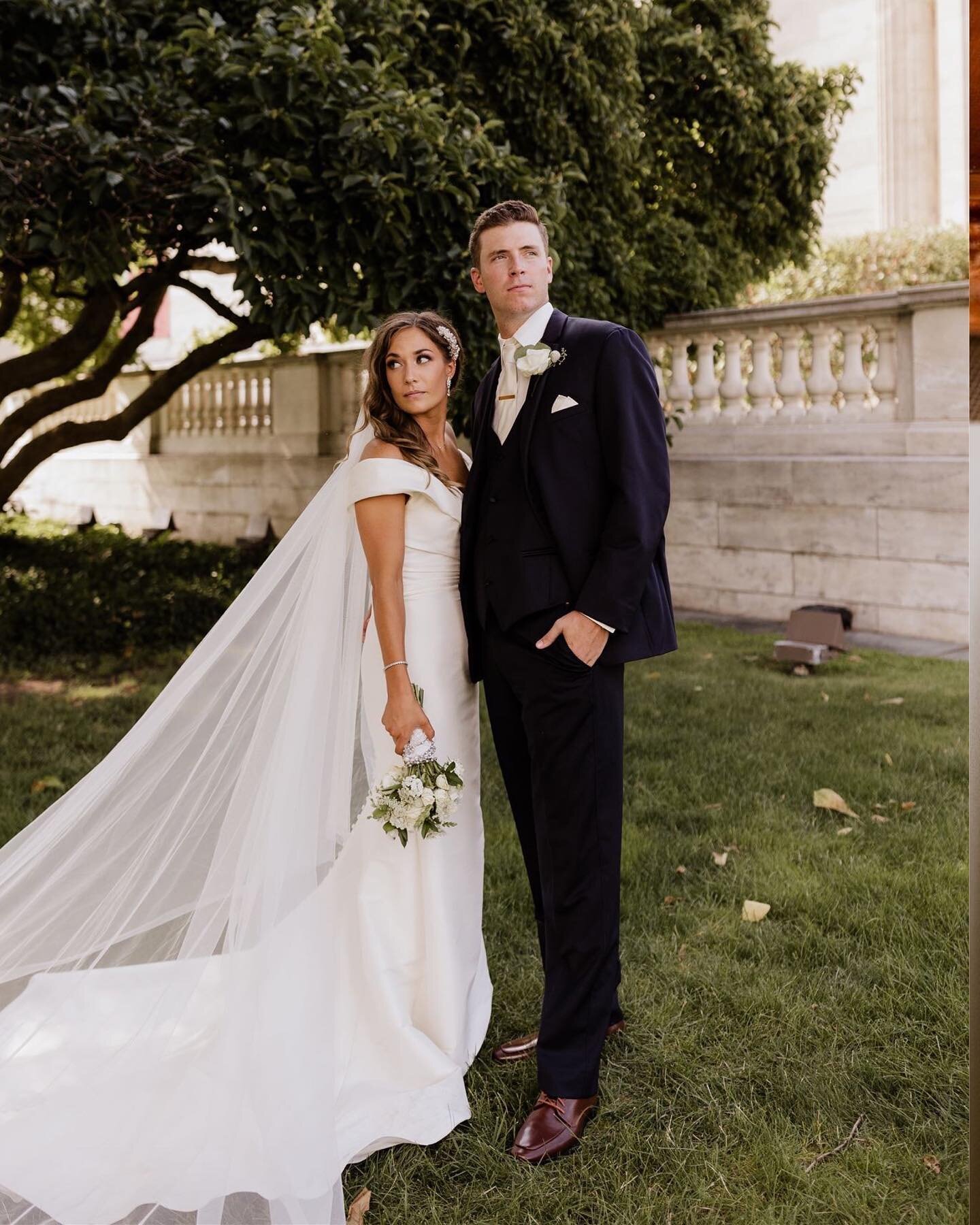 Just a few of my favorite moments from this gorgeous day 😌 

swipe to the end to see Sarah&rsquo;s sick dance moves 🕺

Venue: @springvale_ballroom 
Coordinator: @believelandweddings 
Photo: Laurenakwan 
Video: @timdmedia
Dress: @radiantbridecle
Sui