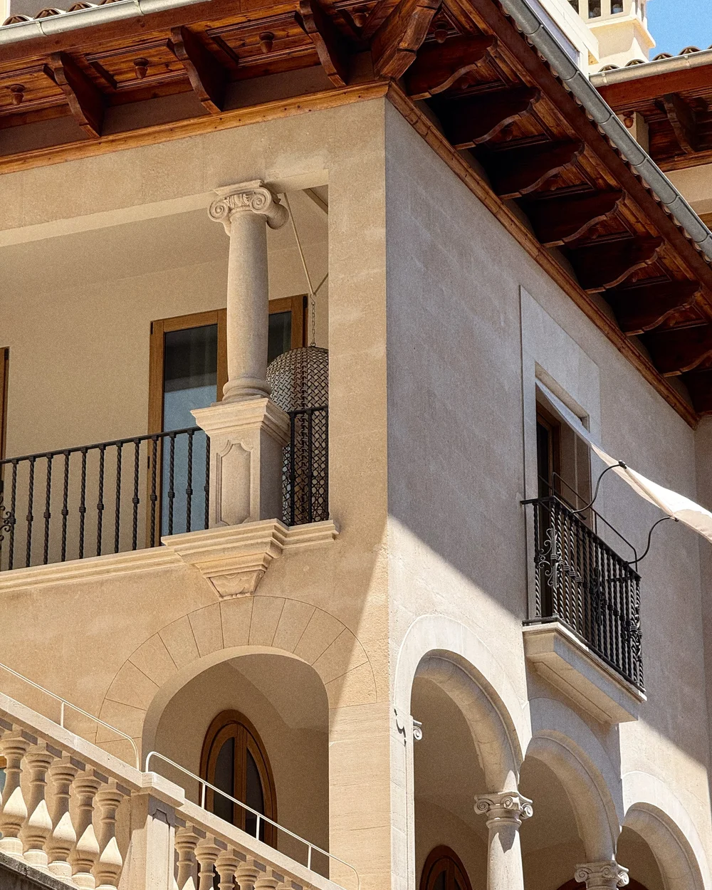 mallorca-stone-architecture-wood.JPG