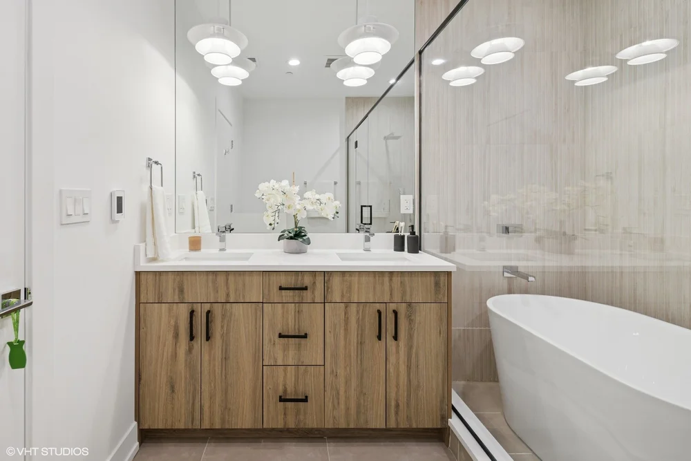 15_2820NRockwellSt2_24_PrimaryBathroom_MRED_2000x1333.jpg
