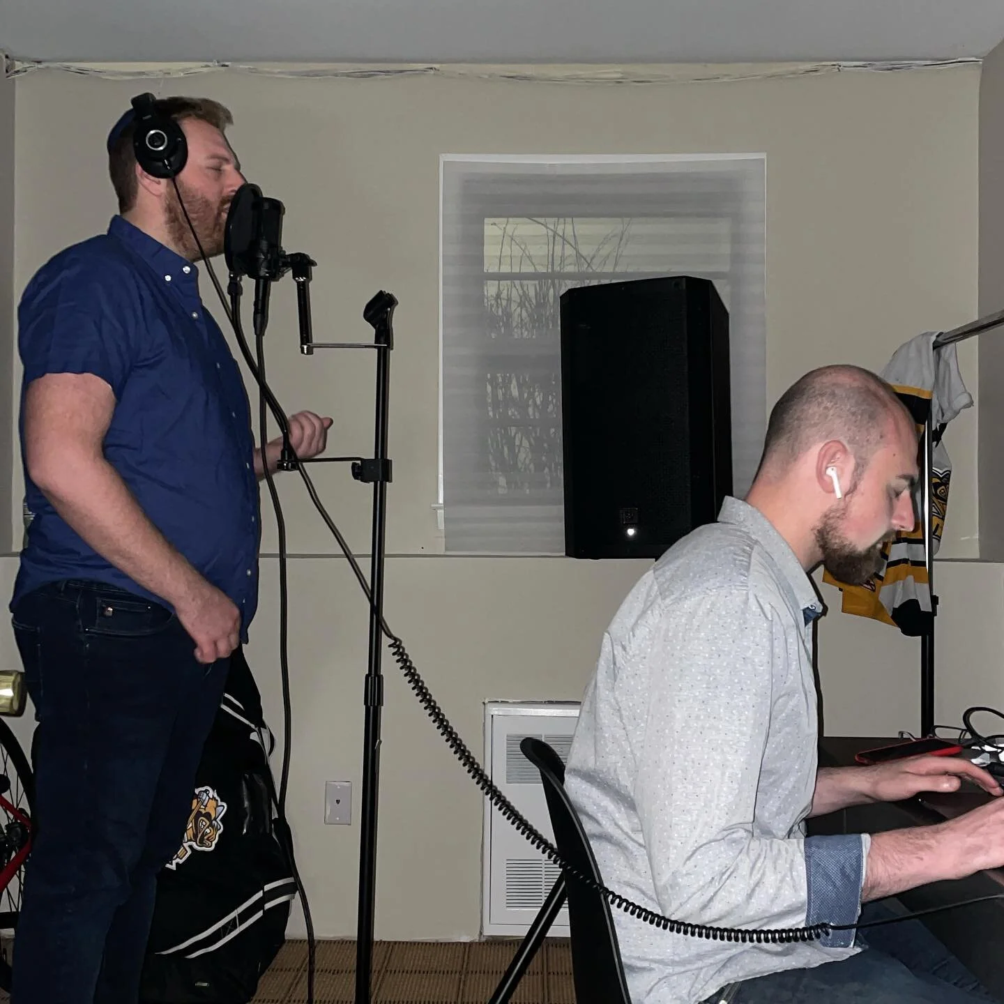 Gelf laying down some fire vocals for a beaut song coming your way... 
.
.
@kollabmusicgroup 
@gelfyyy 
@farhiofficial 
@yosefgestetner 
@backshimmy 
@shuathedj 
.
.
#vocals #vocalist #music #group #beautiful #cover #harmony #song #jewish #simcha