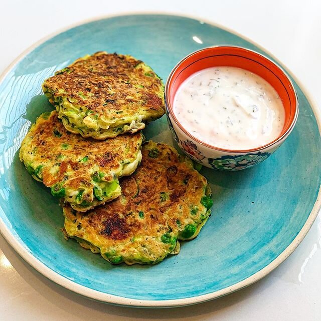 Courgette, Pea and Feta Fritters served with a simple Mint Yoghurt. .

Simple, easy and healthy dinner ready in minutes. Recipe up on my @tiktok_uk @tiktok. .

Using vegetables from @ripebox. .

Ingredients.
- 1 large courgette.
- 2 eggs.
- 75g peas.