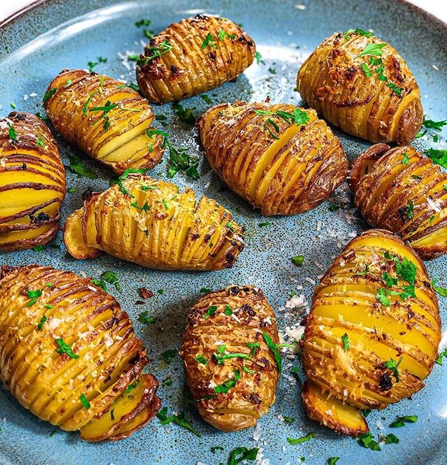 Garlic and Parmesan Hasselback Potatoes. .
Potatoes are such an amazing ingredient, because not only are they incredibly versatile, but they are also one of the cheapest things to get hold of. This simple recipe is just pure and utter delight. .
Reci