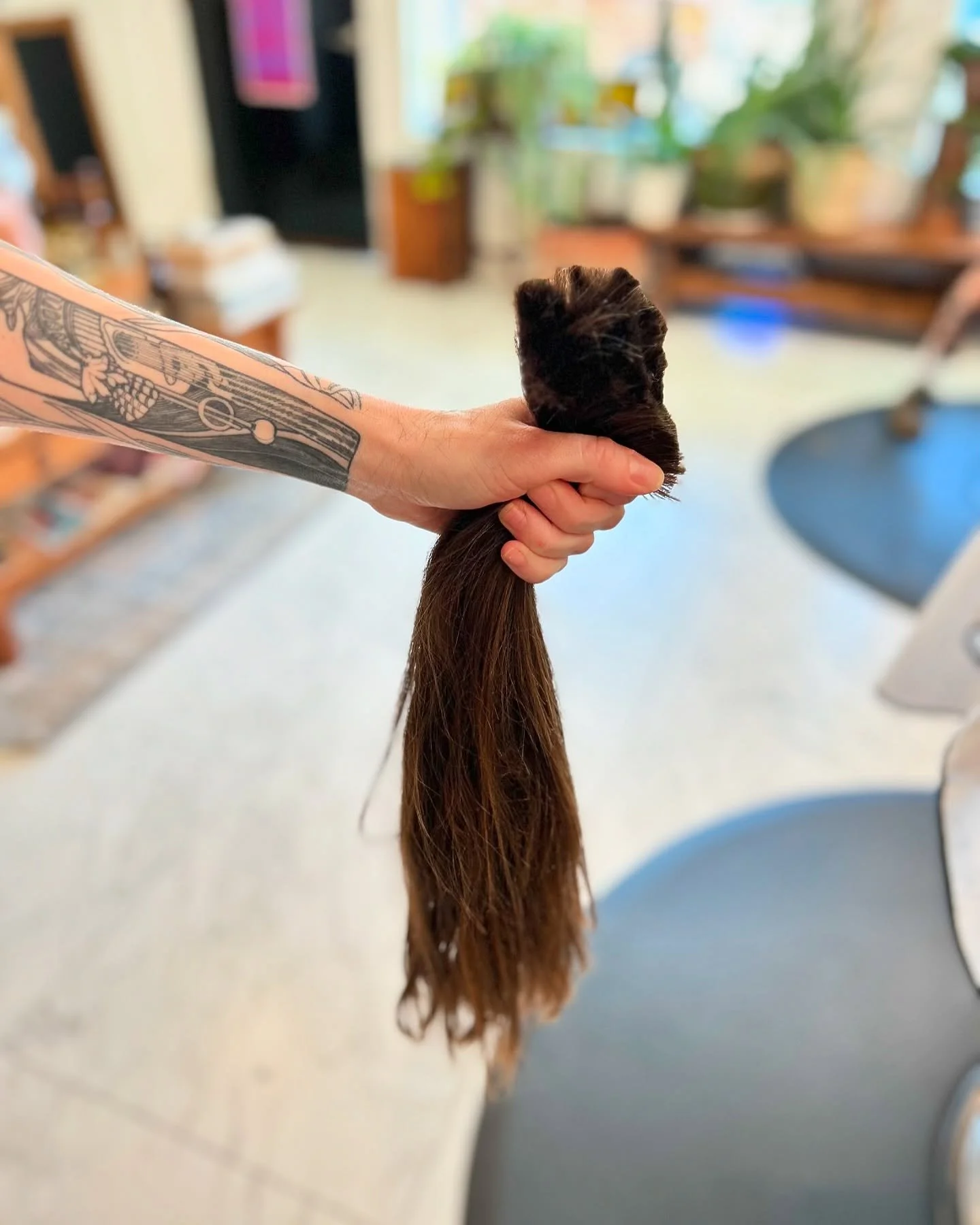 We ❤️ Transformations. 

@genevieve_or_gen had fun with this one!

People come to us from far and wide so we can provide big chops and expertly tailored transformations. 

Looking for a big change? Book a transformation appointment on our website. 

