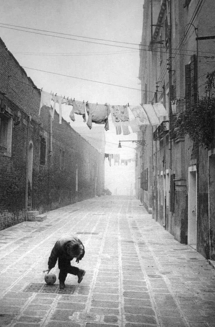 Venice and Varanasi, pictures by Anders Petersen and Marc De Tollenaere