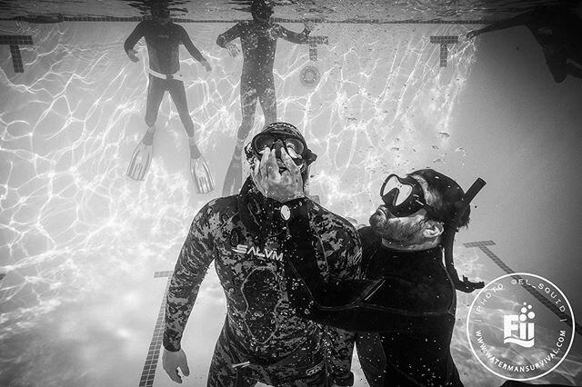 @30callesurf and @thefulljar practicing underwater blackout assistance during the @fii_freedive Waterman Survival Extended pool session. Essential life saving skills that should be rehearsed regularly to ensure you&rsquo;re prepared to help in the ev