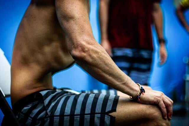 With no access to the ocean for a while, breathing exercises, stretching and tables are very powerful tools that can be done at home and included in your lifestyle. Here are some photos from a recent class in 🇵🇷 this past winter showing the negativ