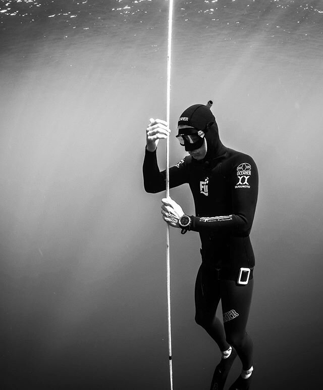 A great teacher takes a hand, opens a mind and touches a heart. @fii_freedive Instructor Trainer @errolputignafreediving warming up on the line. An exceptional teacher and mentor changing lives with his genuine passion to inspire and help people real