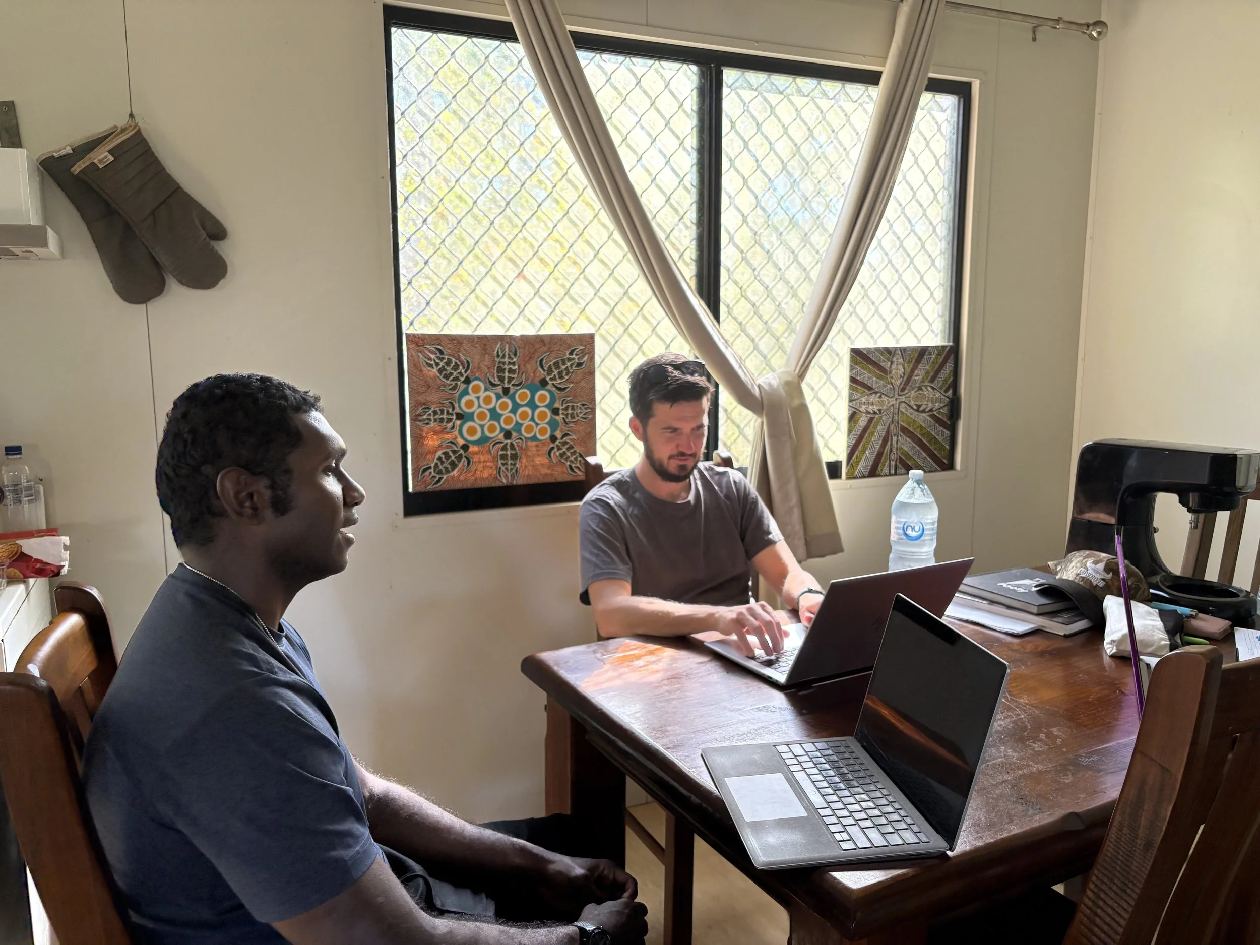  Tiwi leader Norman and skilled volunteer Anthony discussing a business plan. 