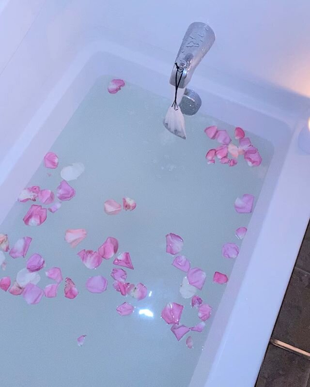 Last night&rsquo;s full moon bath inspired by @mamamedicine. #ritualbath

#fullmoon #flowersupermoon #bathtime #tubtours2020 #tubtours #selfcare #selflove #bathtime #stayinghome