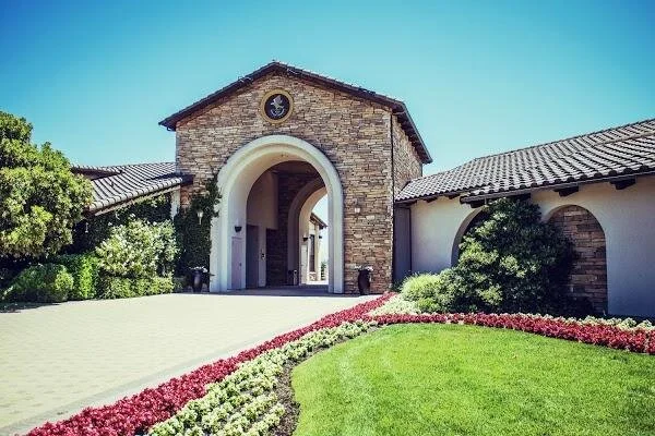 ナパバレーのワイナリーのようなクラブハウスで迎えてくれる。