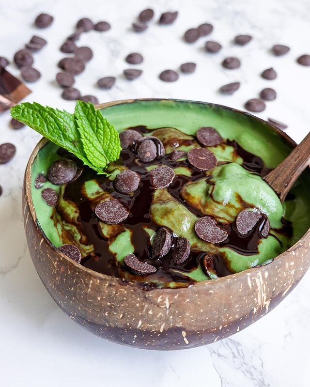 Mint chocolate chip smoothie bowl, also known as vegan mint chip ice cream also known as delicious 😋🍨🍃double tap if you want this 🤤 this recipe is SO bomb + so easy. Recipe on my YouTube channel and blog!! 😍 #DoStuff