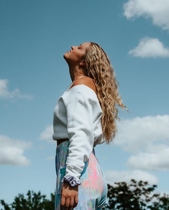 Learning how to soak it in.👇🏽⁣
⁣
Do you ever have a hard time fully enjoying something good when it happens to you? 🙇🏼&zwj;♀️ ⁣
⁣
It&rsquo;s so funny, sometimes I&rsquo;m so quick to dismiss a gift or blessing because the only thing running throu