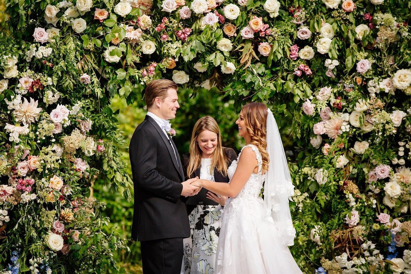 FAMILY HOME WEDDING // Taking us back to the wedding of E + P 🧡 Such wonderful memories or a fabulous weekend wedding at their family home in Surrey. As guests arrived, they were taken on a journey through the Quintessentially English garden setting