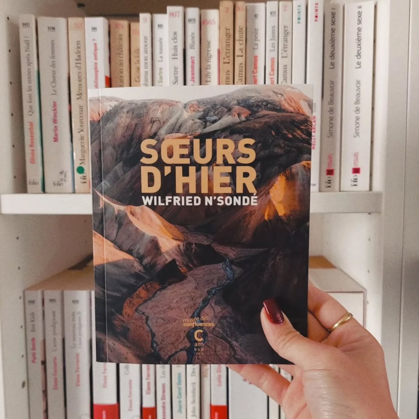 🔟 𝐀𝐍𝐒 𝐃𝐄 𝐋𝐀 𝐂𝐎𝐋𝐋𝐄𝐂𝐓𝐈𝐎𝐍 𝐑𝐄́𝐂𝐈𝐓𝐒 𝐃'𝐎𝐁𝐉𝐄𝐓𝐒 

La collection phare du Mus&eacute;e des Confluences et des &Eacute;ditions Cambourakis f&ecirc;te son dixi&egrave;me anniversaire cette ann&eacute;e.&nbsp;&Agrave; cette occasio