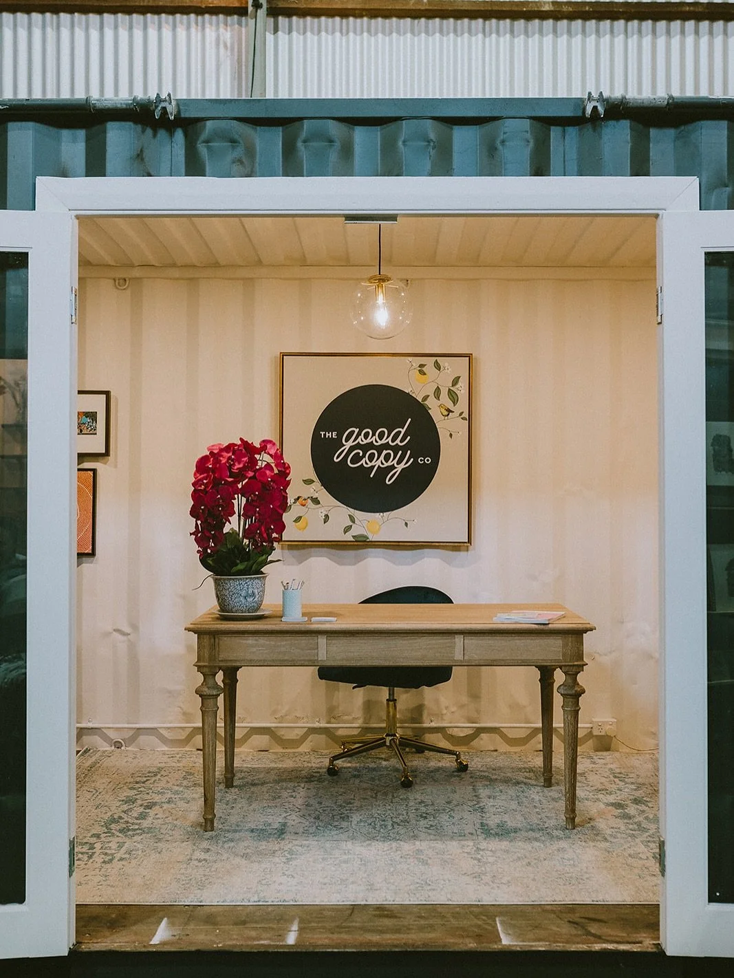 Three years since the opening of my little shipping container office with a sneaky champagne before the @workshop26_kimba Christmas Markets!

Today my desk has moved out (just for the day) to transform my shipper into a salon for @zwarbeauty as we ge