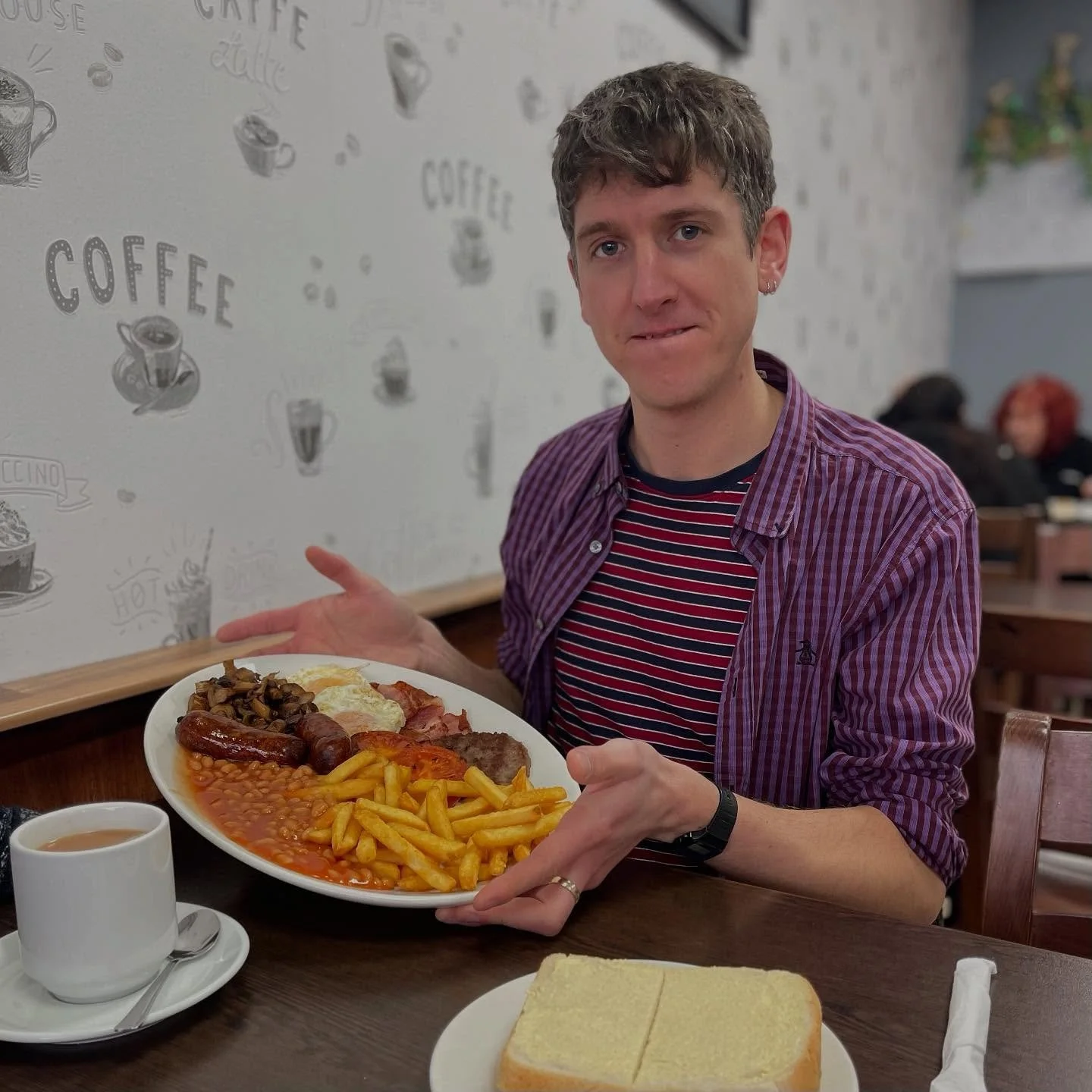 Jay Jean&rsquo;s Special Breakfast:
2 eggs, 2 bacon, 2 sausages, burger, mushrooms, tomato, chips, beans, bread &amp; butter, cup of tea 🍳☕️👌