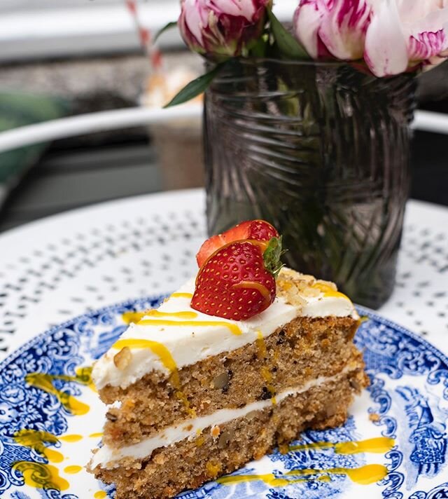 Waren die goede voornemens een piece of cake? Dan hebben wij er nog genoeg voor je! 🍰 Kom lekker bij ons snoepen of neem &lsquo;m mee voor op de bank #carrotcake #fiftyfifty073 #snellestraat #tacosdenbosch #taarttogo