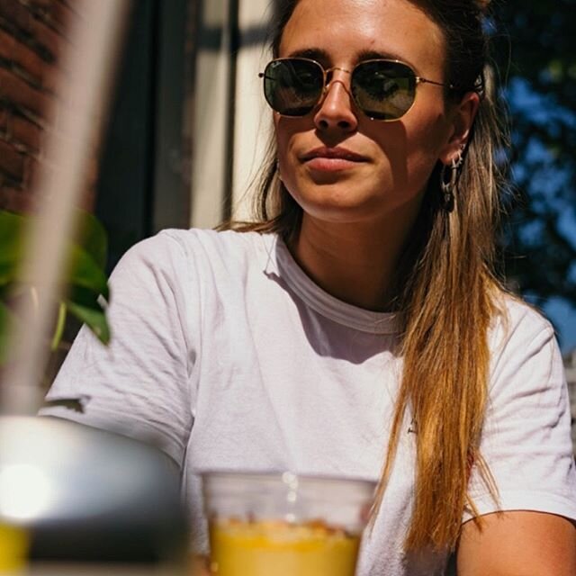 Breakfast baby 🌞! Kom langs en scoor een gezond ontbijtje voor onderweg 🏃🏽&zwj;♀️, of geniet samen met een lekker bakkie op ons gezellige mini terrasje💃🏼 Wat is jouw favoriet? 🙋🏽&zwj;♀️ Het zomerse Mango Havermoutje , of de Chia pudding met Pi